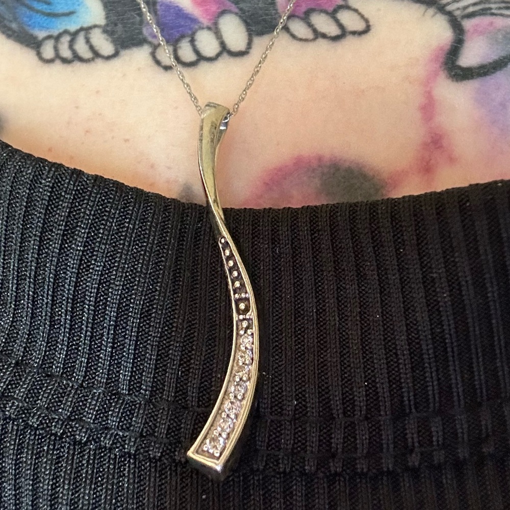 Diamond pendant necklace